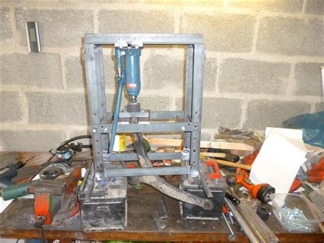 Presse hydraulique pour la fabrication de carreaux de ciment