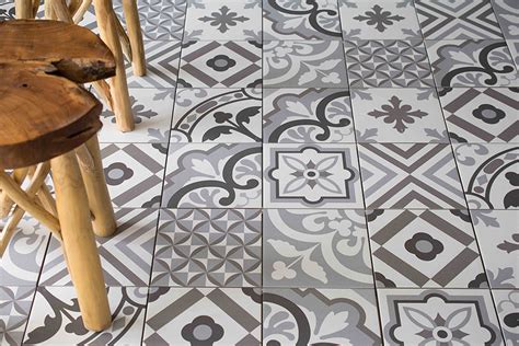 Carreaux de ciment séchant à l'ombre