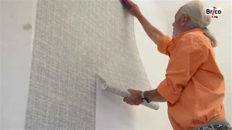 Mur fraîchement tapissé avec du papier intissé, prêt à être peint