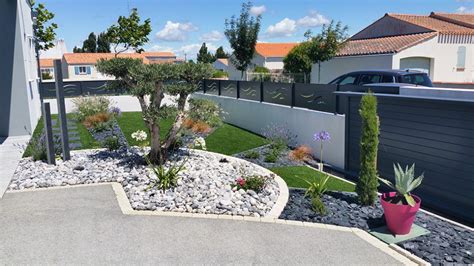 Maison avec jardin paysager et clôture anti-bruit végétalisée