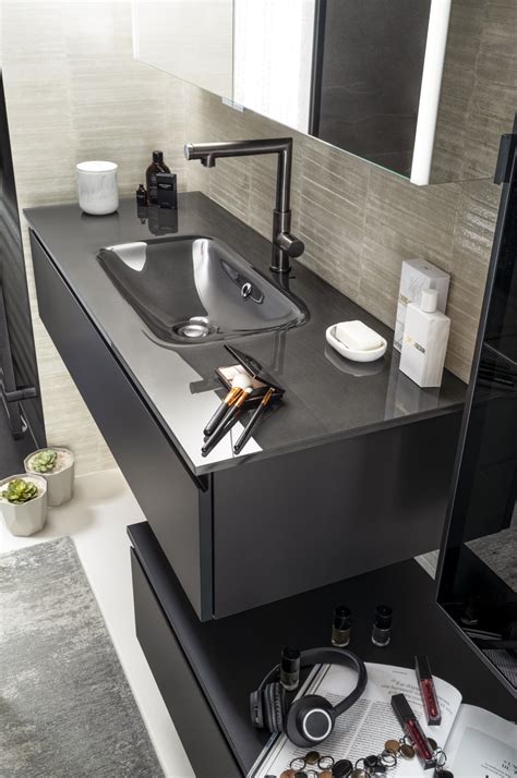 Détail d'un plan vasque en verre laqué