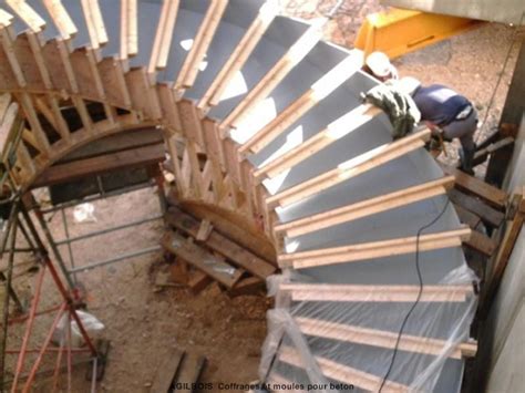 Assemblage précis d'un coffrage en bois pour escalier