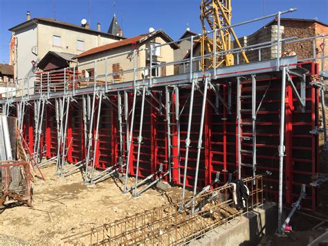 Exemple de système de coffrage métallique modulaire pour escalier