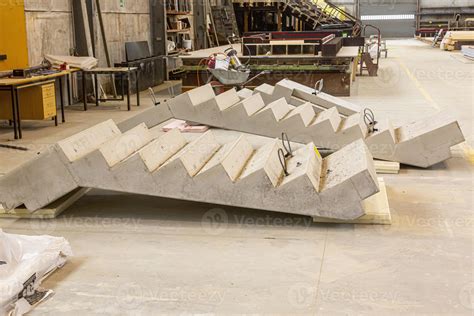 Escalier préfabriqué en béton en cours de pose