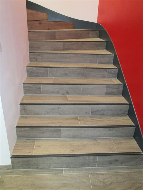 Escalier en béton revêtu de carrelage