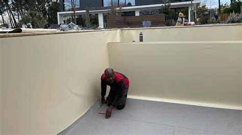 Préparation du chantier de pose de membrane piscine