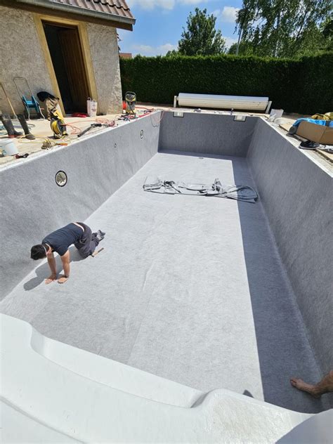 Feutre de sous-couche posé dans une piscine