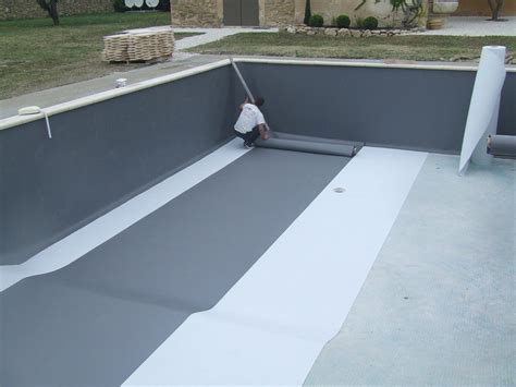 Détail de la pose d'une pièce à sceller avec membrane PVC armée
