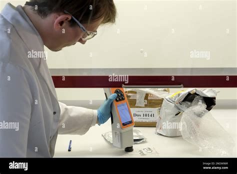 Laboratoire effectuant des tests sur un échantillon de béton
