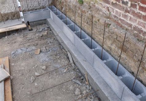 Détail d'une entaille sur un bloc à bancher