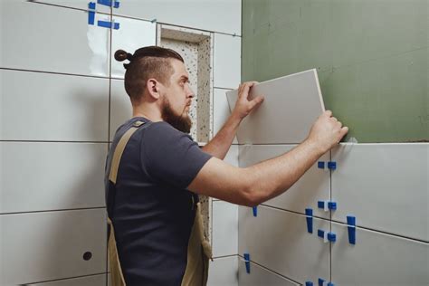 Carreleur préparant un mur pour la pose de carrelage