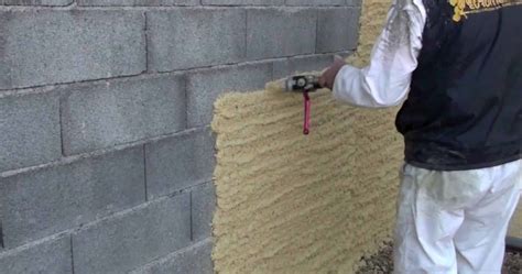 Application d'une sous-couche sur un mur en parpaing