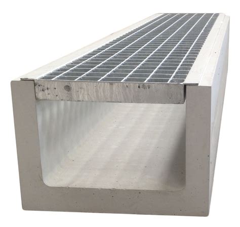 Gros plan sur un caniveau en béton polymère avec une grille en acier inoxydable