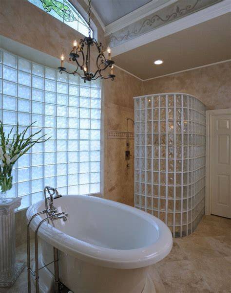 Briques de verre dans une salle de bain moderne
