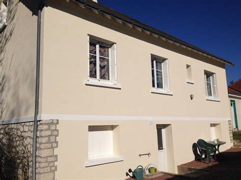 Maison avec une façade fraîchement ravalée