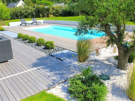 Jardin paysager avec terrasse et piscine