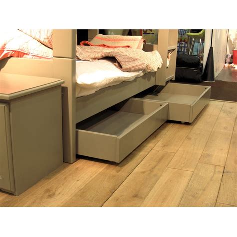 Exemple de tiroirs de rangement sous un lit de camping-car