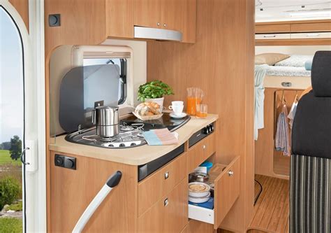 Cuisine de camping-car optimisée avec rangements magnétiques