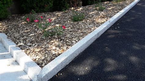 Pavés de granit coupés pour s'ajuster à une bordure.