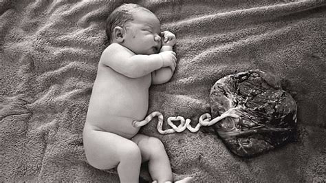 bébé après la naissance avec cordon ombilical