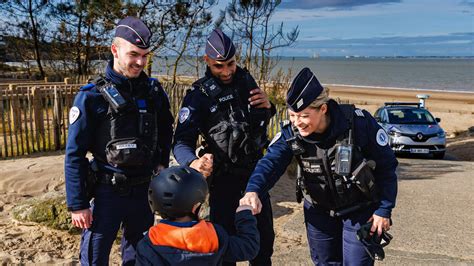 Faux policiers en uniforme
