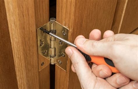 installation d'une nouvelle roulette sur une porte de placard