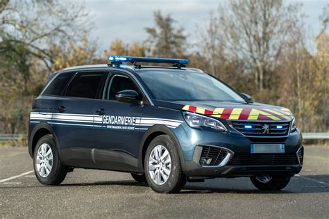 Véhicule de gendarmerie endommagé