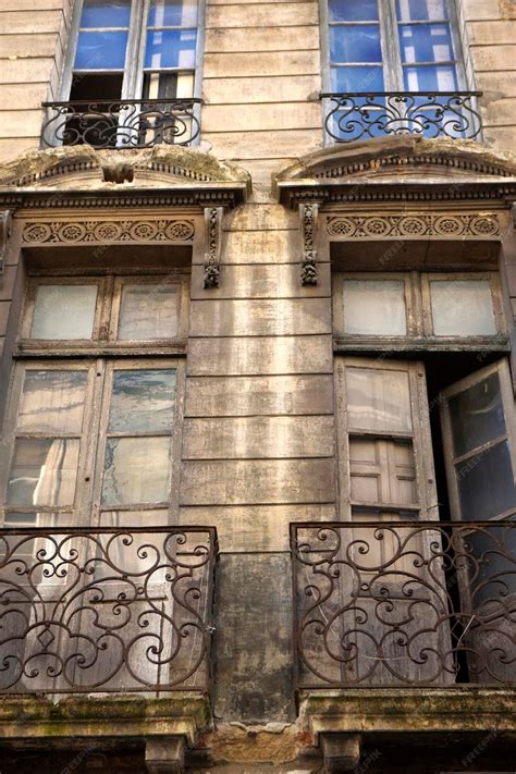 Façade d'un immeuble lyonnais ancien avec des éléments architecturaux typiques