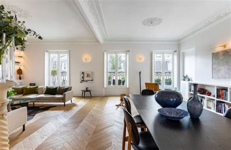 Intérieur d'un appartement haussmannien avec moulures et parquet ancien