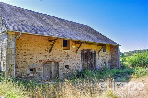 Grange en pierre ancienne avec toiture en bon état