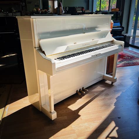Image d'un piano droit en cours de transport avec un PIANOPLAN dans un escalier