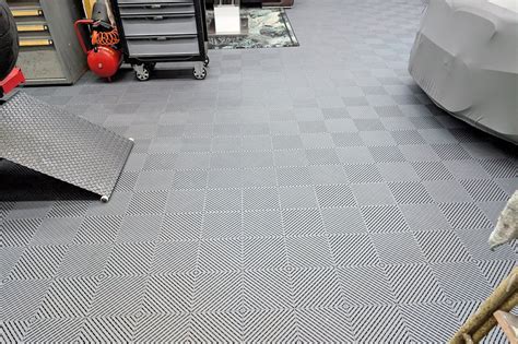 Garage intérieur avec sol en dalles modulaires