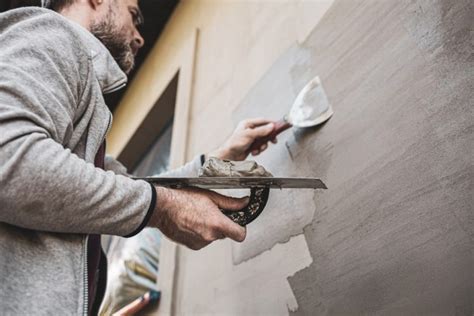 Préparation d'un mur carrelé avant application d'enduit