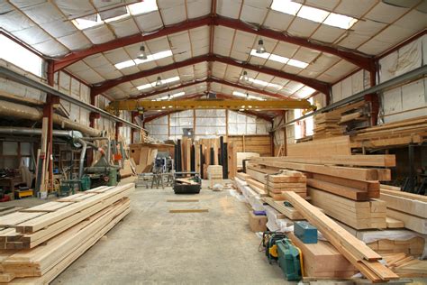 Vitrine d'une entreprise de menuiserie avec des fenêtres modernes