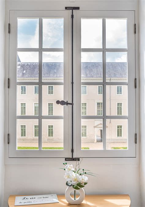 Maison avec des fenêtres et portes modernes