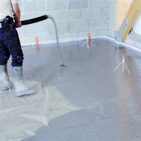 Vue rapprochée d'un mortier autonivelant en cours de coulage