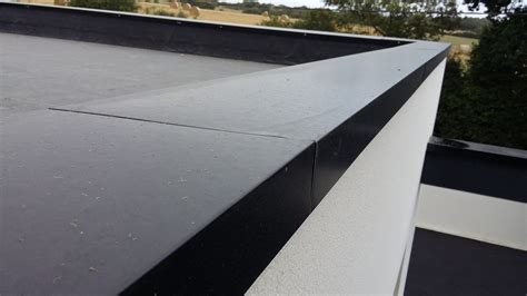 Exemple de couvertine de toiture en acier laqué rouge tuile