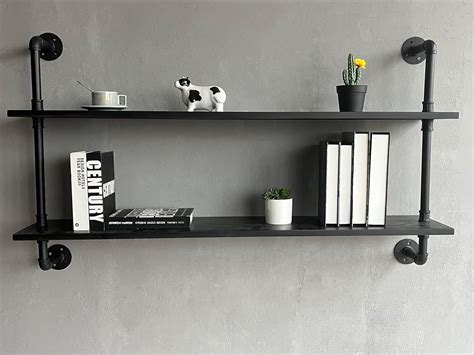 Tuyaux peints en noir dans un style industriel