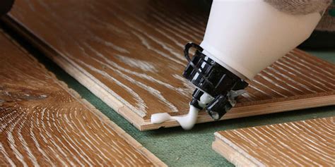 Application de colle sur un support de parquet