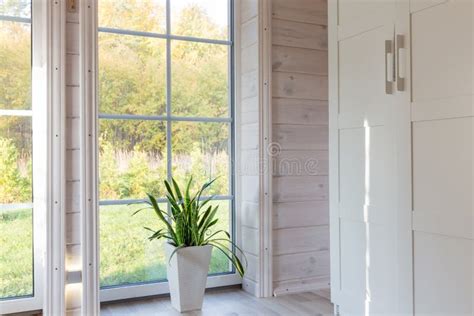 Intérieur lumineux avec une grande fenêtre