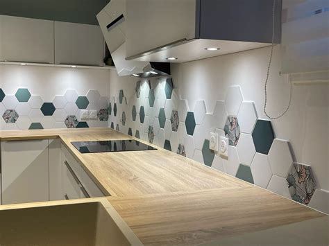 Crédence de cuisine avec carrelage coloré