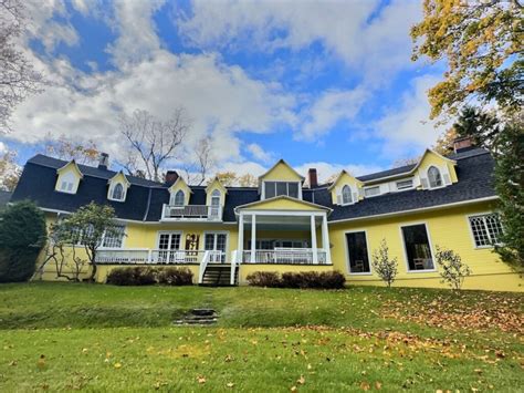 Maison de style cottage américain avec des volumes distincts