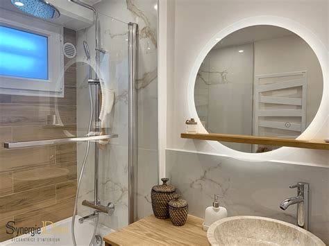 Association marbre et bois dans une salle de bain