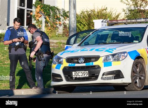 Deux policiers fatigués dans une voiture de patrouille