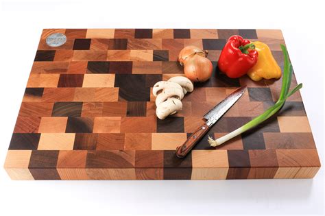 Planche à découper en bois et planche à découper en plastique côte à côte