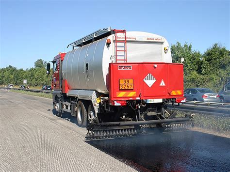 Application d'émulsion de bitume à froid sur une route