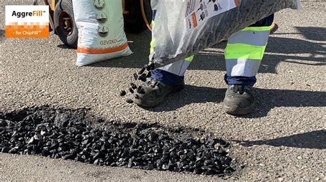 Exemple de réparation de nid-de-poule avec émulsion de bitume à froid