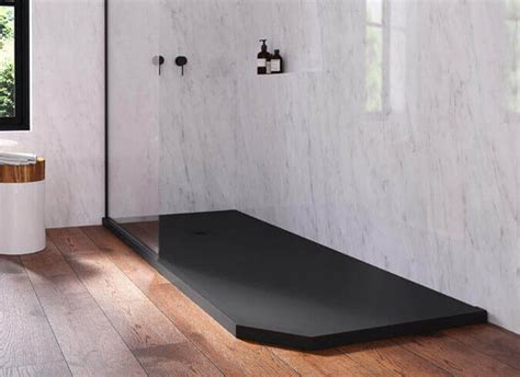 Salle de bain moderne avec receveur de douche noir
