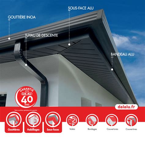 Détail d'une avancée de toit habillée en lambris aluminium