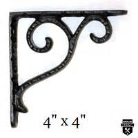 Équerre en fer forgé avec volute décorative